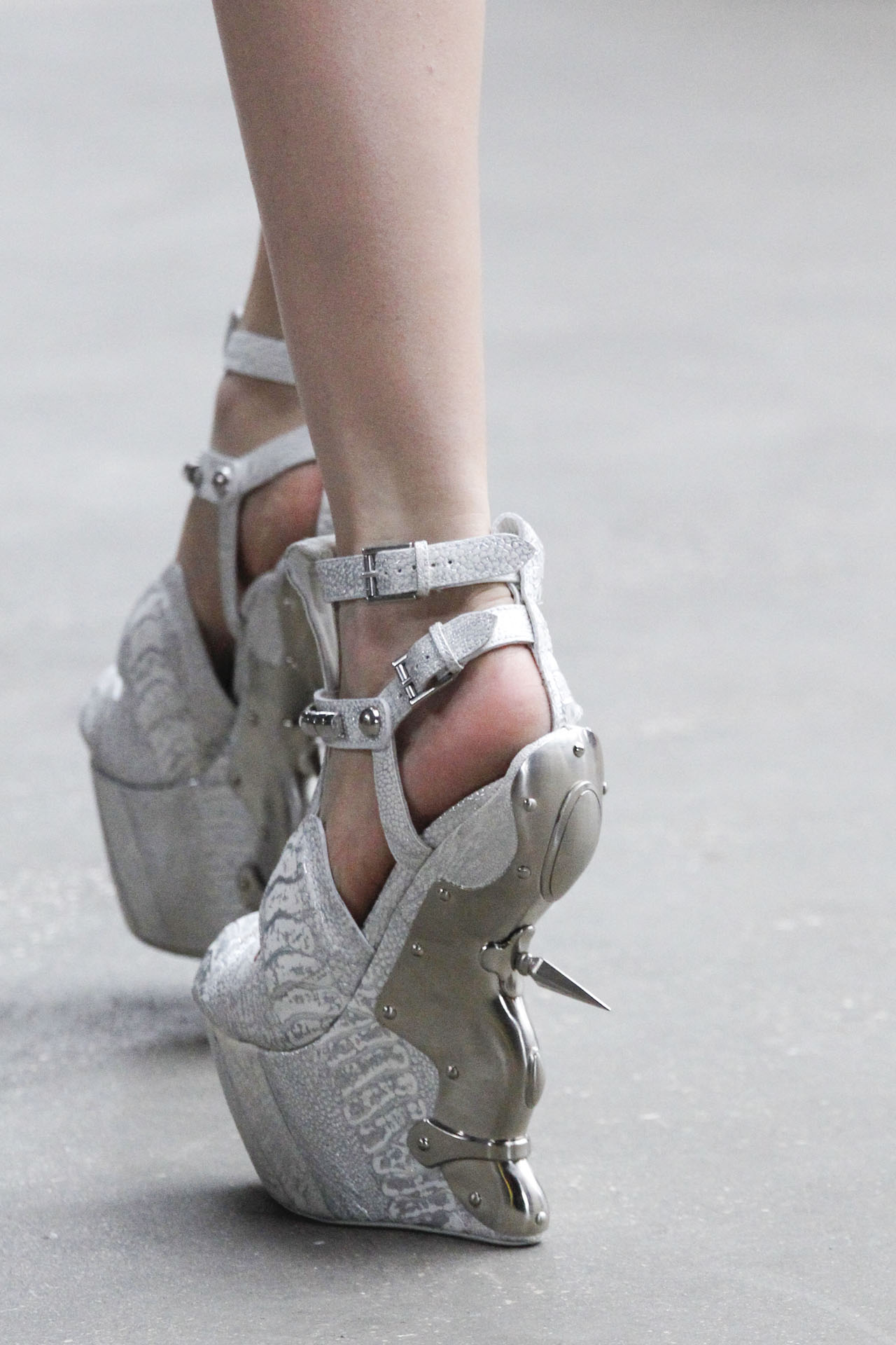 Alexander McQueen 2011ﶬϸڸͼƬ