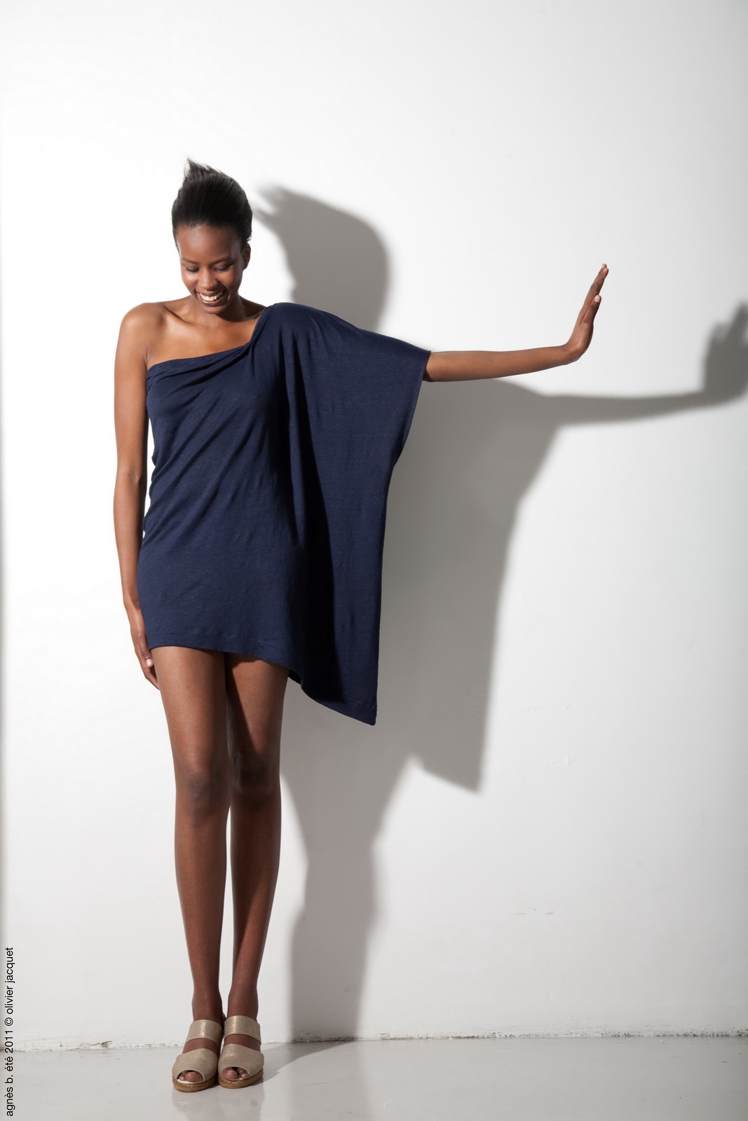 SANNA x agnes b.灵感源自城市的地形，Sanna设计了一系列多变的女装服饰。系列以蓝色、米色和白色为主，剪裁独特，就如城市的地形一样，不依规则，变化多端，例如单肩的连身裙、下摆有如燕尾的露背裙等等。充满创意的Sanna更增加了服饰的多变性和实用性：同一件衣服，可以有多于一种的穿法。呈长方形的tube dress，只要折短便可成为一条半截裙。有帽的蓝白3-tiers上衣，只要把内里蓝色的tube top向下一拉，即可成为一条上衣白色、下摆蓝色的连身裙。