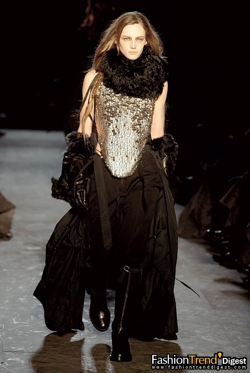 Ann Demeulemeester Autumn/Winter 2004-2005 - Photo: Dan Lecca 