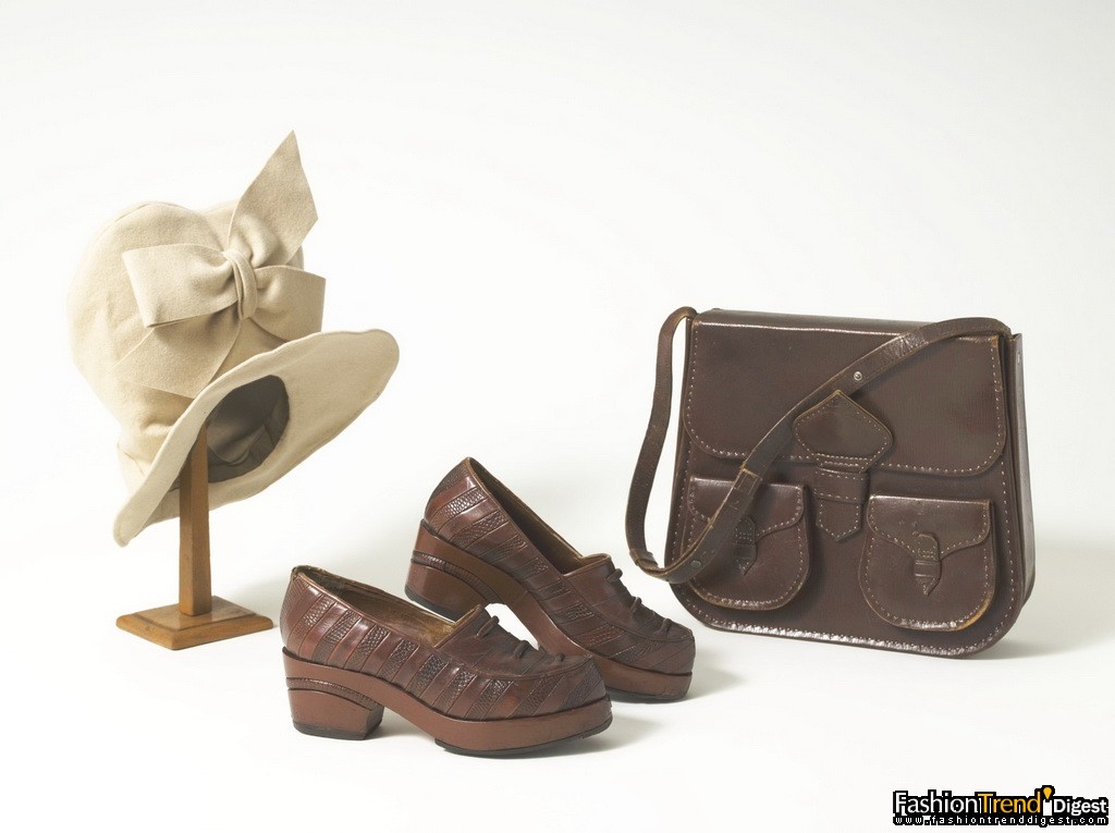 Irène, chapeau en feutre ; Mocassins en cuir à semelles de bois ; Sac gibecière en cuir, 1942-1944. 