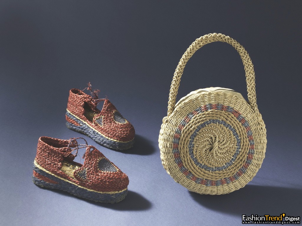 Espadrilles en raphia, sac en ficelle de papier tressée, 1941-1942. 