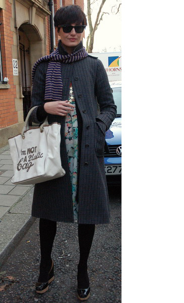 Erin O'corner<br>
拿着Anya Hindmarch的I'm not a plastic bag包<br>
Paul Smith秀场外 